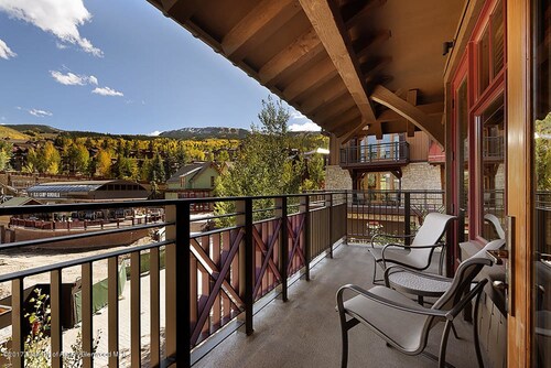 Corner Unit Ski-in/out residence is just steps from the Lifts!