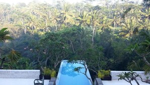 A pool with a view of a dense tropical forest. - Sandhya Villa Ubud (Payangan)