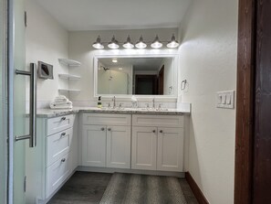 Duschwanne, Haartrockner, Handtücher, Seife