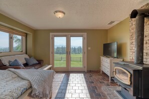 4 bedrooms, desk, WiFi, bed sheets