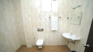 ห้องดีลักซ์ดับเบิล | ห้องน้ำ | ฝักบัว, ของใช้ในห้องน้ำฟรี, ผ้าเช็ดตัว