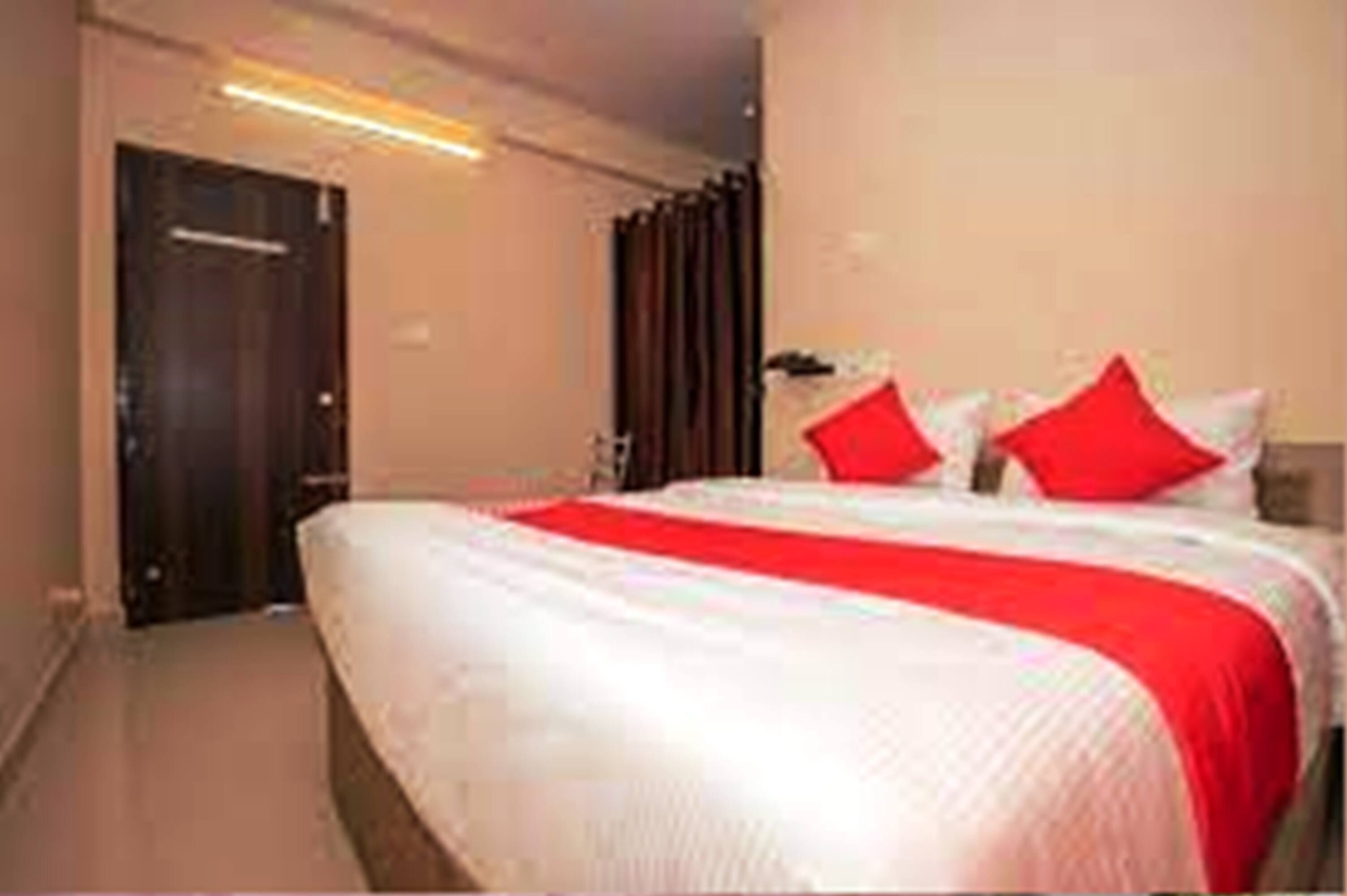 Deluxe Double Room | Hypo-allergenic bedding, iron/ironing board, bed sheets