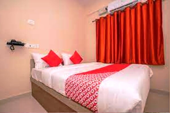 Deluxe Double Room | Hypo-allergenic bedding, iron/ironing board, bed sheets