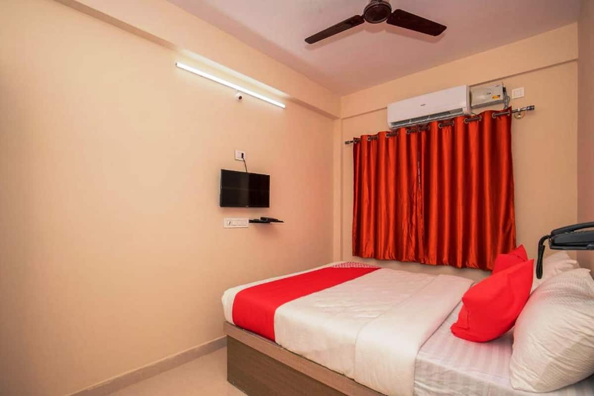 Deluxe Double Room | Hypo-allergenic bedding, iron/ironing board, bed sheets