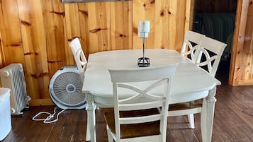 Cabin, Private Bathroom (River House 168B) | Dining