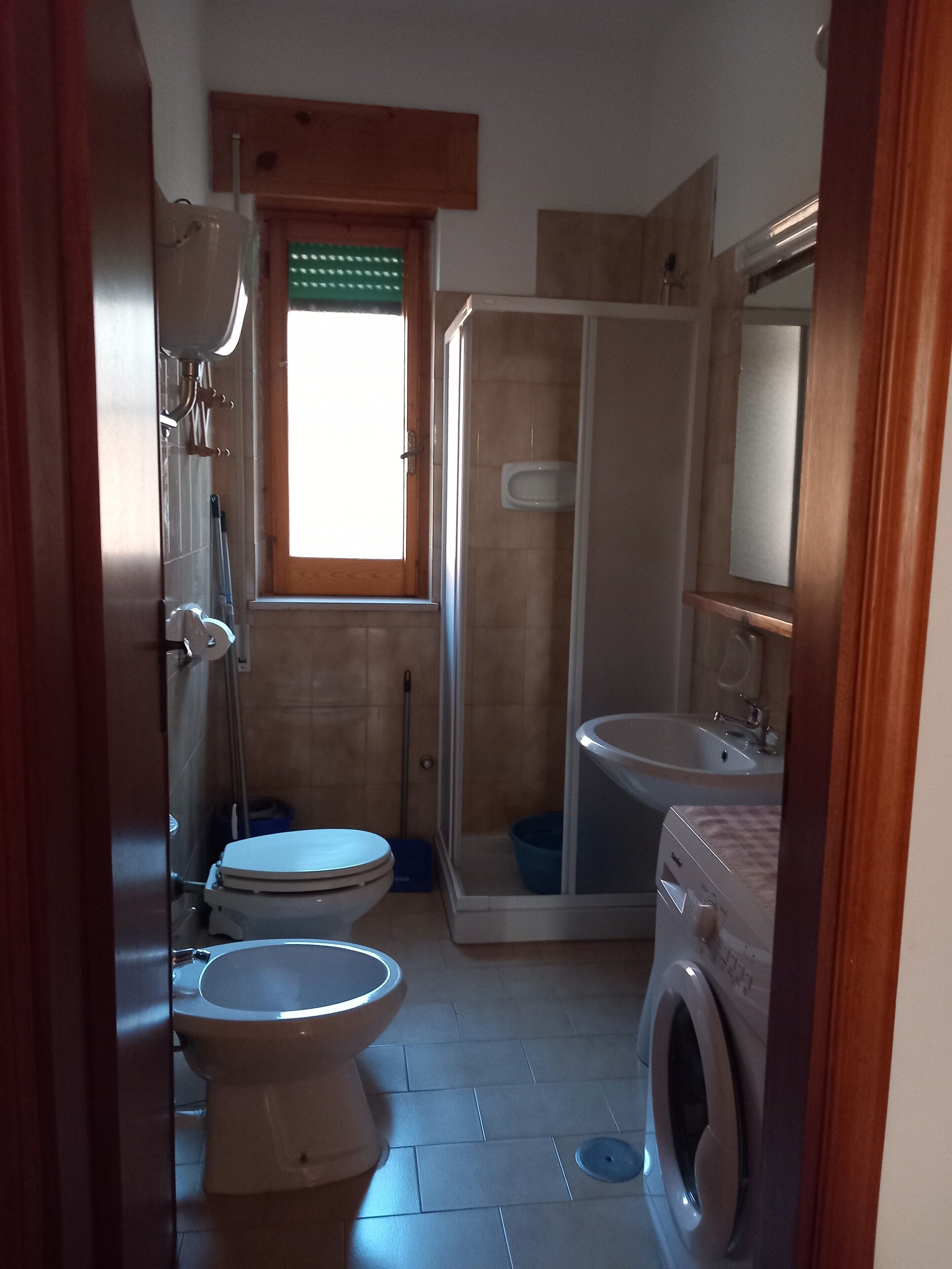Combined shower/tub