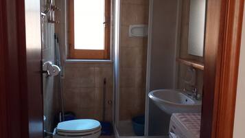 Combined shower/tub