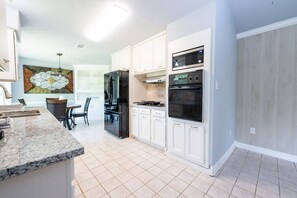 Fridge, microwave, stovetop, coffee/tea maker - Cozy & Homey ~ ♛Queen Beds ~ ☀Patio ~ Free Parking (Houston)