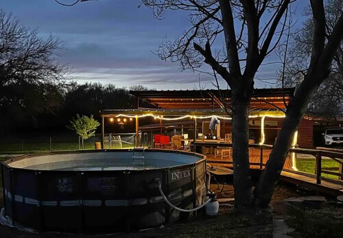 5 star Luxury tiny house, peaceful, POOL with covered deck! kayaks, 1 gig WiFi!