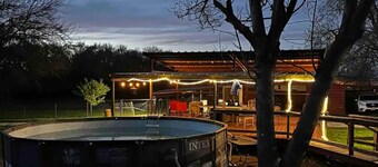 5 star Luxury tiny house, peaceful, POOL with covered deck! kayaks, 1 gig WiFi!