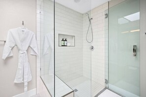 Ensemble douche/baignoire, sèche-cheveux, serviettes fournies, shampoing