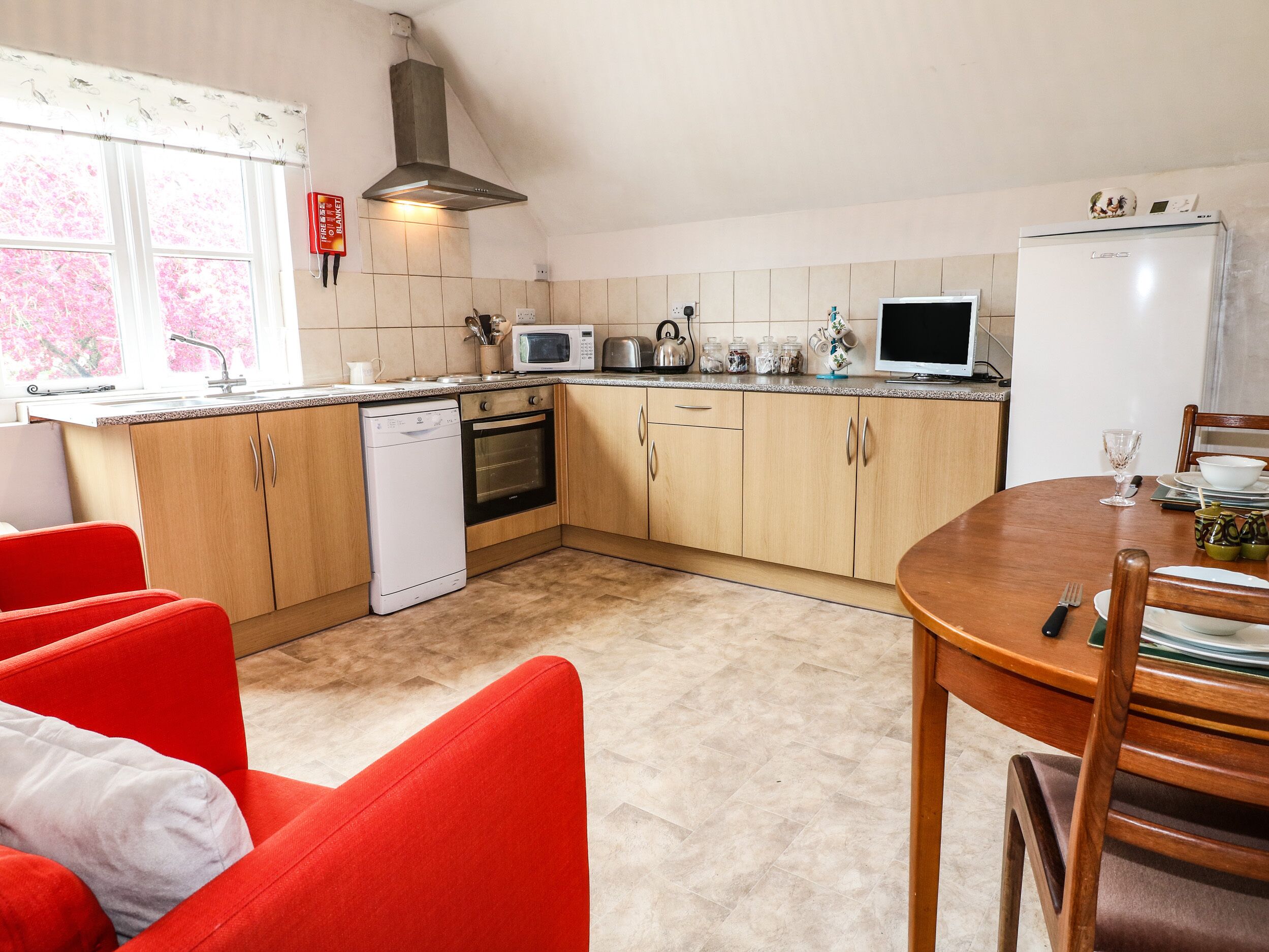 THE MILL WHEEL, romantic, character holiday cottage in Doveridge