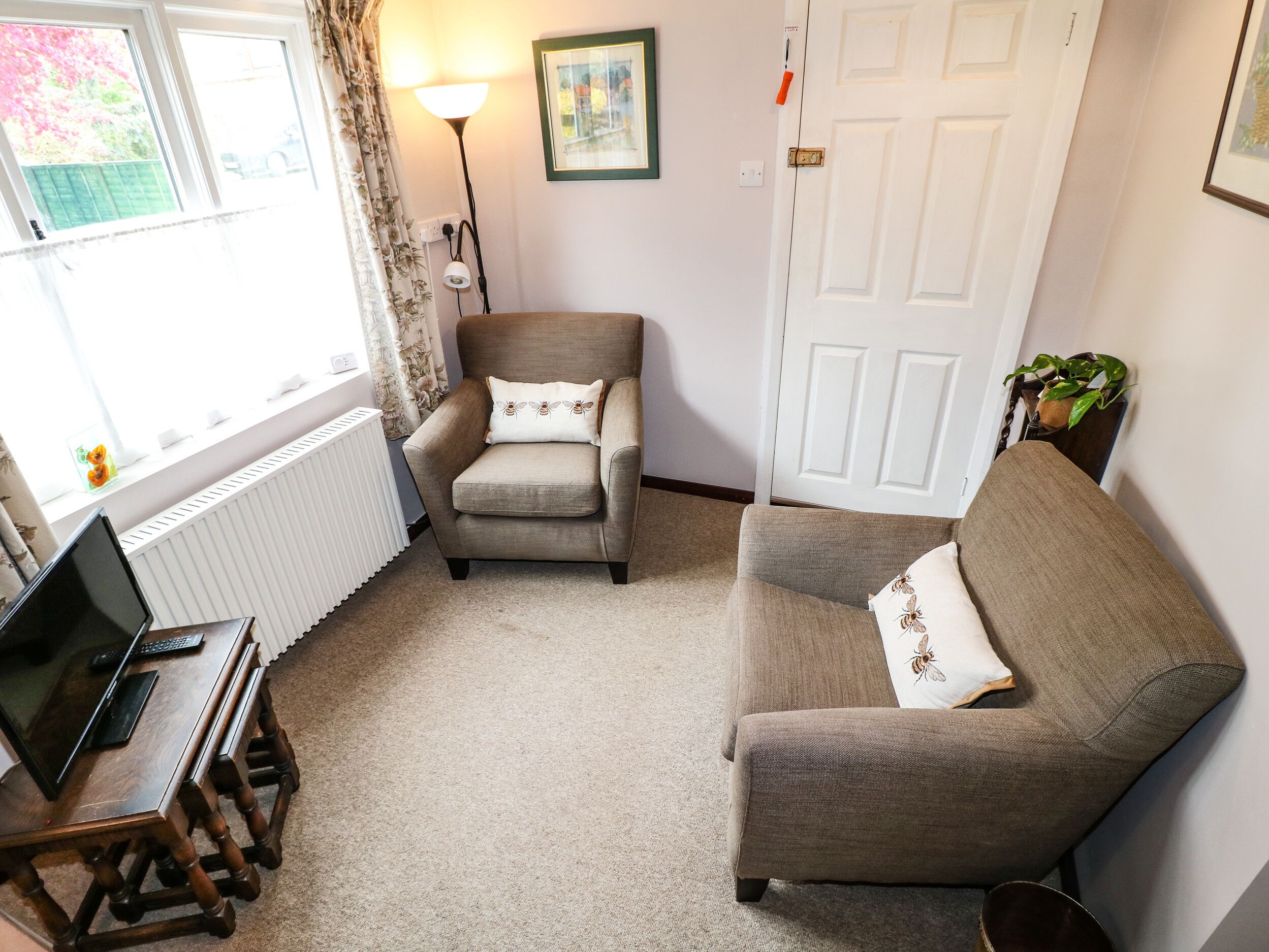 THE MILL WHEEL, romantic, character holiday cottage in Doveridge