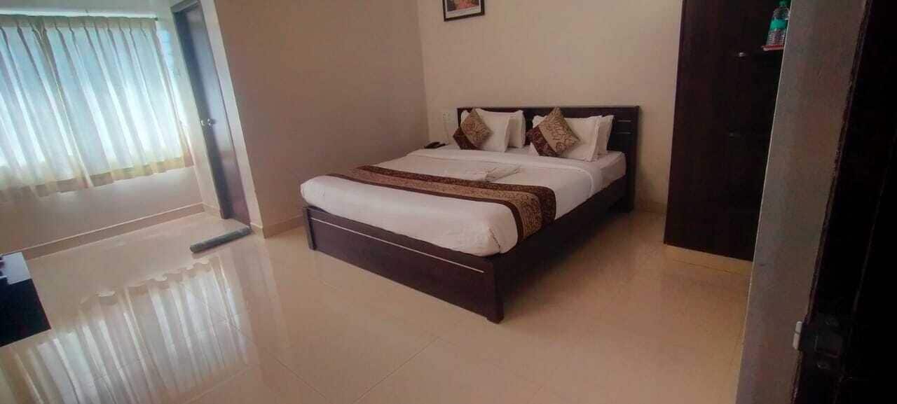 Desk, laptop workspace, free WiFi, bed sheets