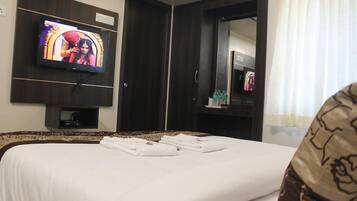 Deluxe Double Room | Egyptian cotton sheets, premium bedding, desk, laptop workspace