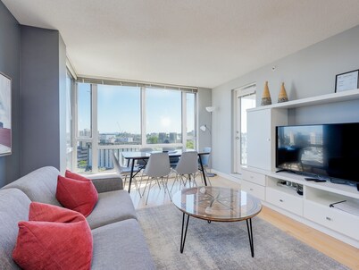 Astoria Cityscapes-Stunning Ocean and Mountain Views by Victoria Prime!