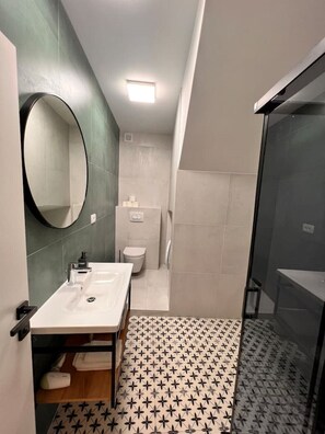 Shower - Studio apartment by the sea (Kaštel Sućurac)