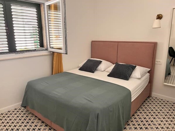 WiFi - Studio apartment by the sea (Kaštel Sućurac)