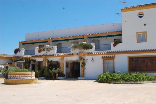 Pet-Friendly Apartment “Finca la Tacita Rosal” with Pool & Wi-Fi
