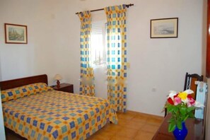 1 slaapkamer, een strijkplank/strijkijzer, gratis wifi, beddengoed