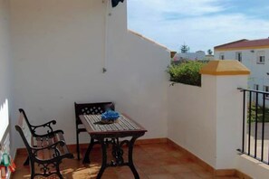 Outdoor dining - Pet-Friendly Apartment “Finca la Tacita Rosal” with Pool & Wi-Fi (Conil de la Frontera)