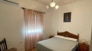 1 habitación, tabla de planchar con plancha, wifi gratis y ropa de cama