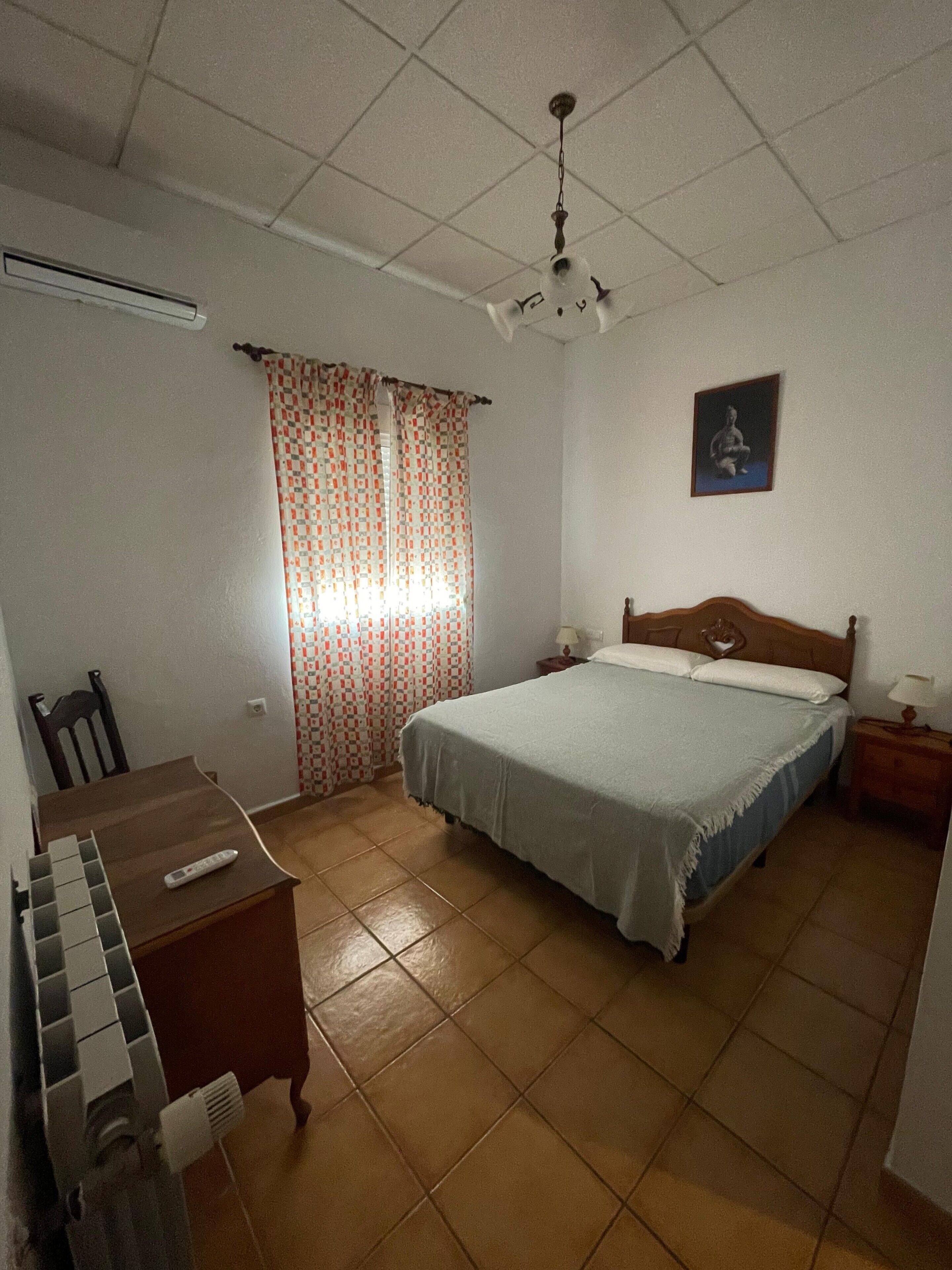 1 slaapkamer, een strijkplank/strijkijzer, gratis wifi, beddengoed