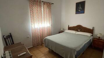 1 slaapkamer, een strijkplank/strijkijzer, gratis wifi, beddengoed