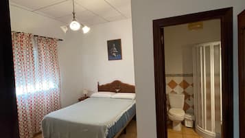 1 habitación, tabla de planchar con plancha, wifi gratis y ropa de cama