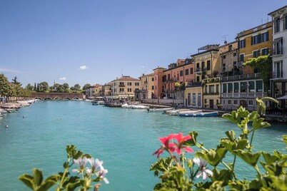 Vacation Home 'Homely Feeling' with Wi-Fi, A/C, Balcony & Garden