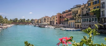 Vacation Home 'Homely Feeling' with Wi-Fi, A/C, Balcony & Garden