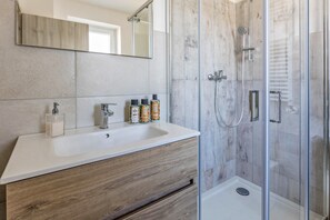 Shower, hair dryer, towels