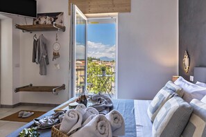 4 bedrooms, iron/ironing board, free WiFi, bed sheets - Vacation Home 'Homely Feeling' with Wi-Fi, A/C, Balcony & Garden (Castelnuovo del Garda)