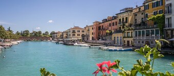 Vacation Home 'Homely Feeling' with Wi-Fi, A/C, Balcony & Garden
