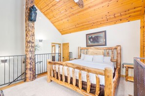 3 bedrooms, iron/ironing board, free WiFi, bed sheets - 3 King Beds | Cozy Log Cabin | Sleeps 8 | Show & Golf Discounts (Branson)