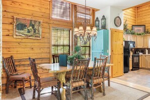 Dining - 3 King Beds | Cozy Log Cabin | Sleeps 8 | Show & Golf Discounts (Branson)