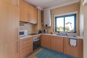 Fridge, microwave, oven, stovetop - Vacation Apartment Refugio Salgados with Balcony, Garden & Wi-Fi (Vale Rabelho - Albufeira)