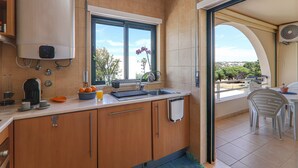 Una cocina moderna con calentador de agua integrado, una ventana y vistas al exterior.