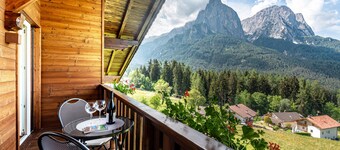 Apartment “Haus Lohengrin - Ferienwohnung 4” with Mountain View, Wi-Fi, Balcony & Garden