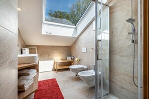 Shower, towels - Apartment “Haus Lohengrin - Ferienwohnung 4” with Mountain View, Wi-Fi, Balcony & Garden (Seis am Schlern Dolomiten - Südtirol)