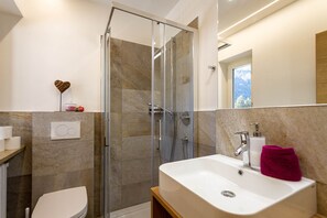 Een douche, een haardroger, handdoeken