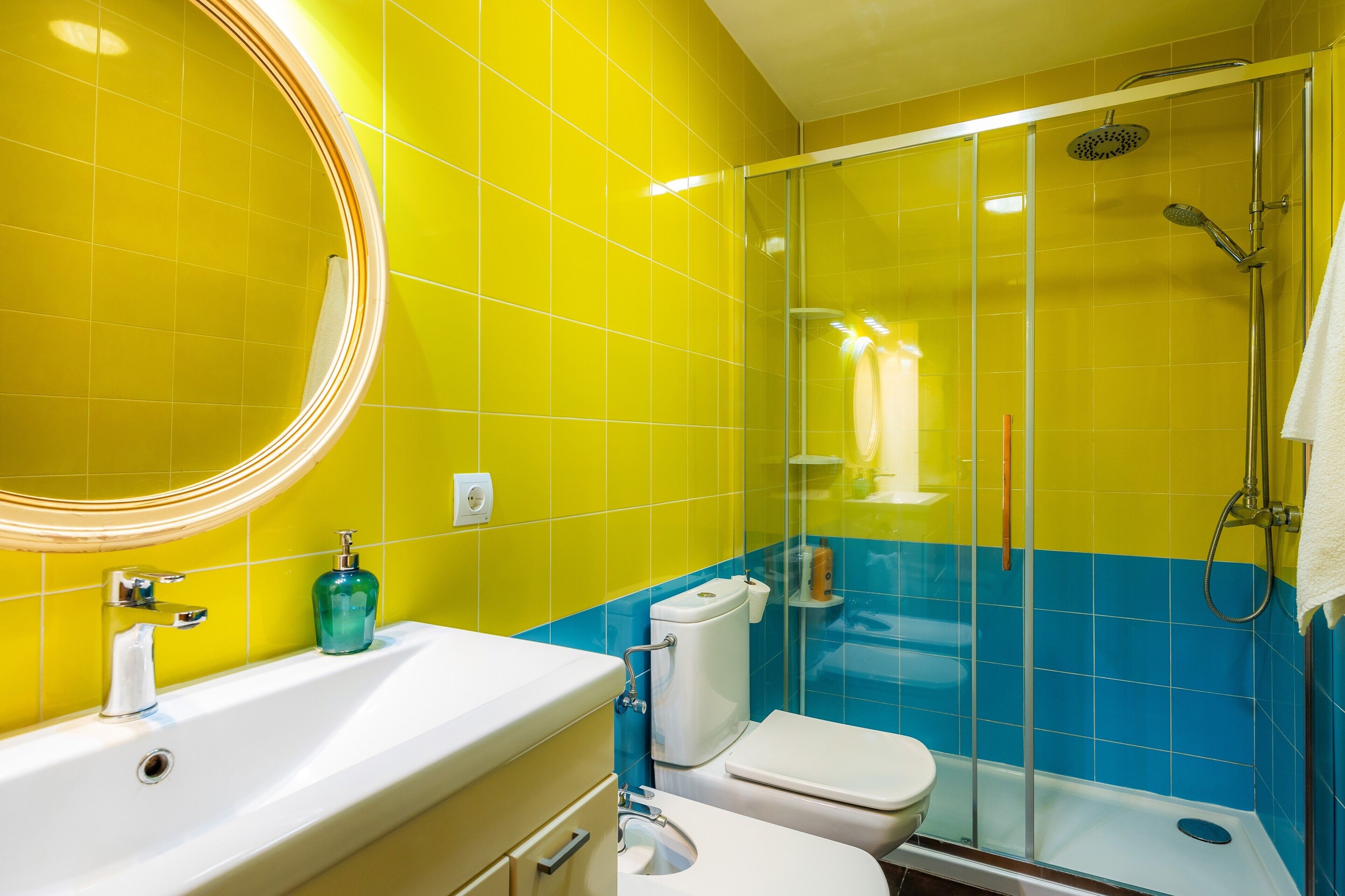 Een douche, een haardroger, handdoeken