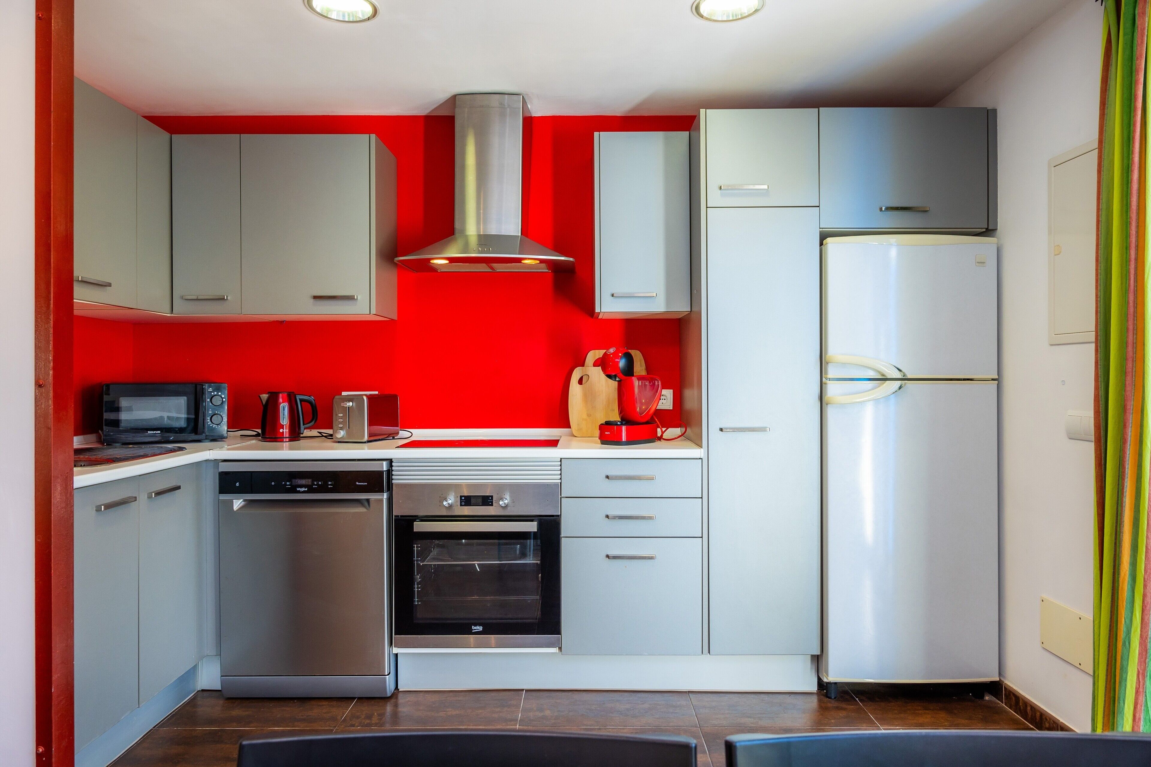 Kühlschrank, Mikrowelle, Ofen, Herdplatte