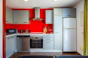 Een koelkast, een microgolfoven, een oven, een kookplaat