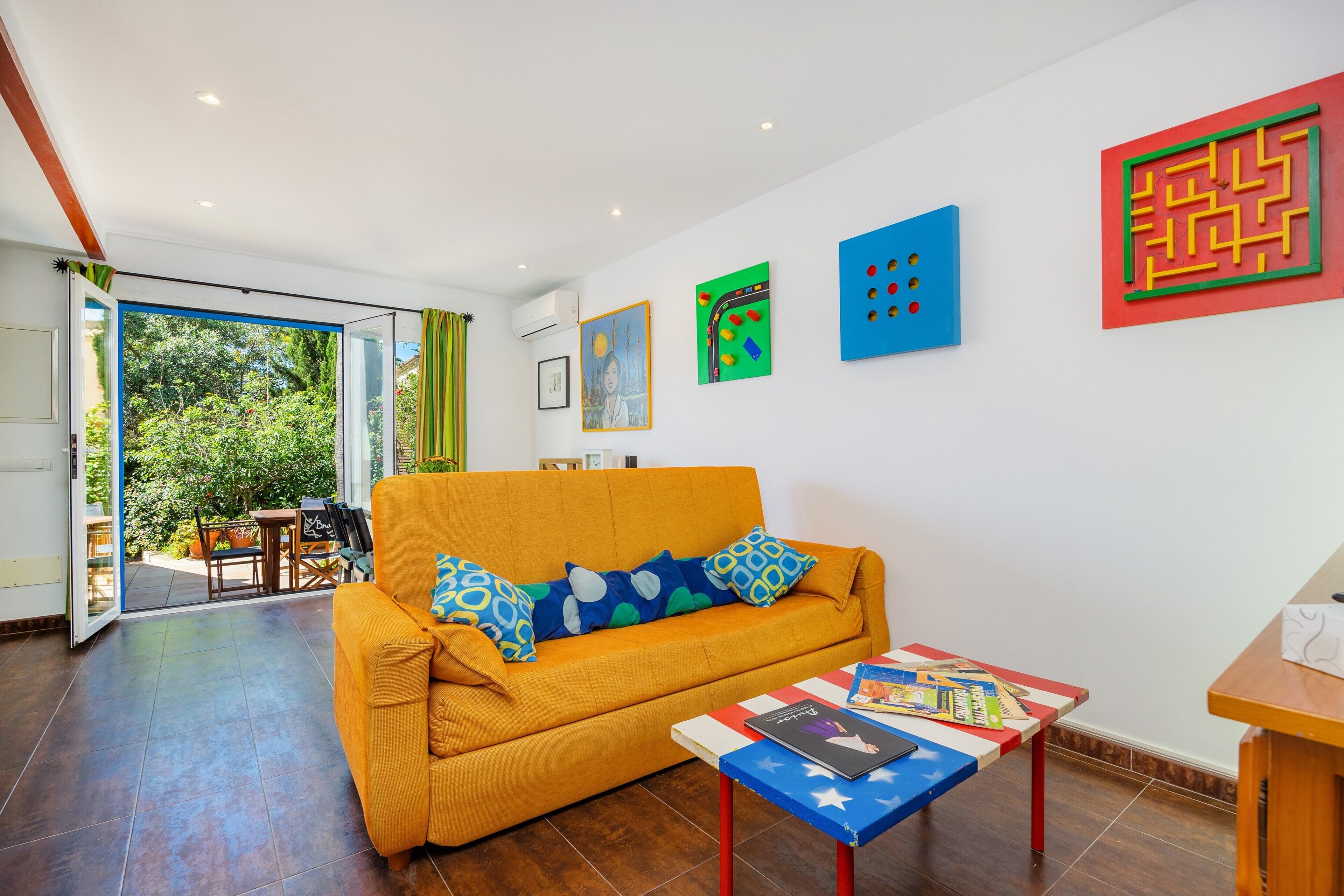 Fernseher, DVD-Player, Tischtennisplatte, Stereoanlage