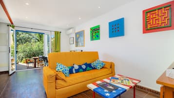 Fernseher, DVD-Player, Tischtennisplatte, Stereoanlage