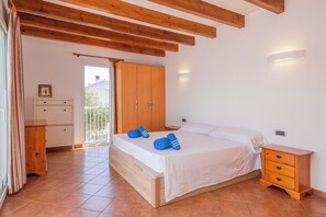 2 slaapkamers, een strijkplank/strijkijzer, gratis wifi, beddengoed