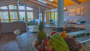 Eine Küche mit einer Obstschale, gefüllt mit Äpfeln, Bananen, Trauben und einer Ananas.