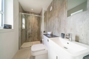Shower, free toiletries, towels