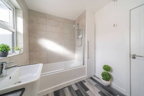 Shower, free toiletries, towels